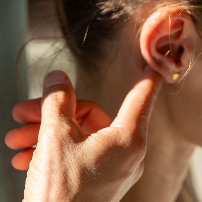 Abbildung einer manueltherapeutischen Behandlung am Patienten Chirotherapie